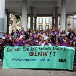 Grupo de personas con camisetas moradas en protesta en Ordizia
