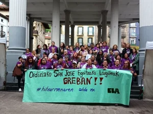 Grupo de personas con camisetas moradas en protesta en Ordizia