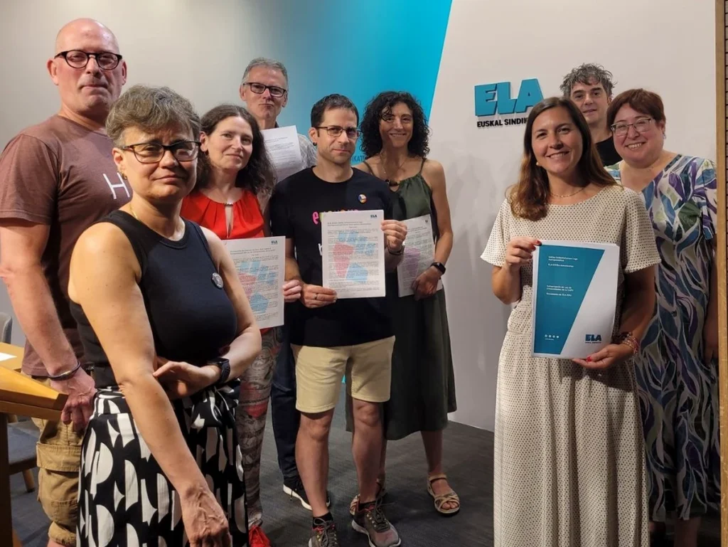 Grupo de personas sosteniendo documentos en un evento de ELA.