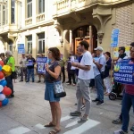 Manifestantes sosteniendo carteles en Iruñea contra la militarización