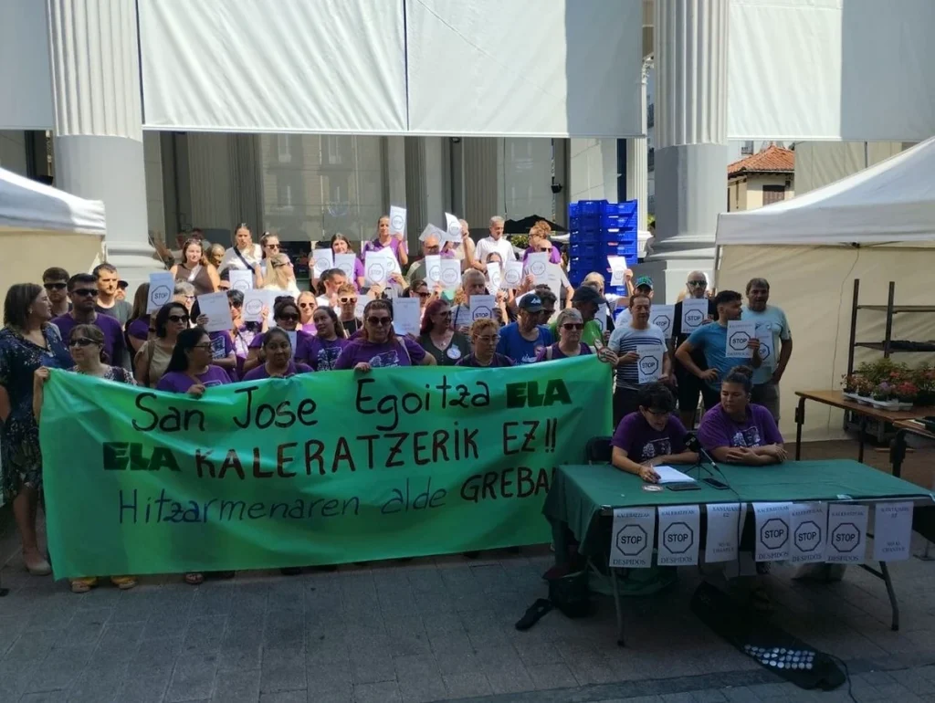 Grupo de personas con pancartas en apoyo a huelguistas en Ordizia