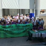 Grupo de personas con pancartas en apoyo a huelguistas en Ordizia