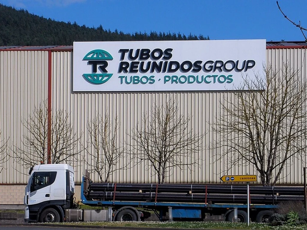 Fachada de la empresa Tubos Reunidos con un camión de carga.