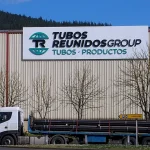 Fachada de la empresa Tubos Reunidos con un camión de carga.