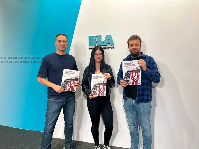 Tres personas sosteniendo un informe de ELA en un evento