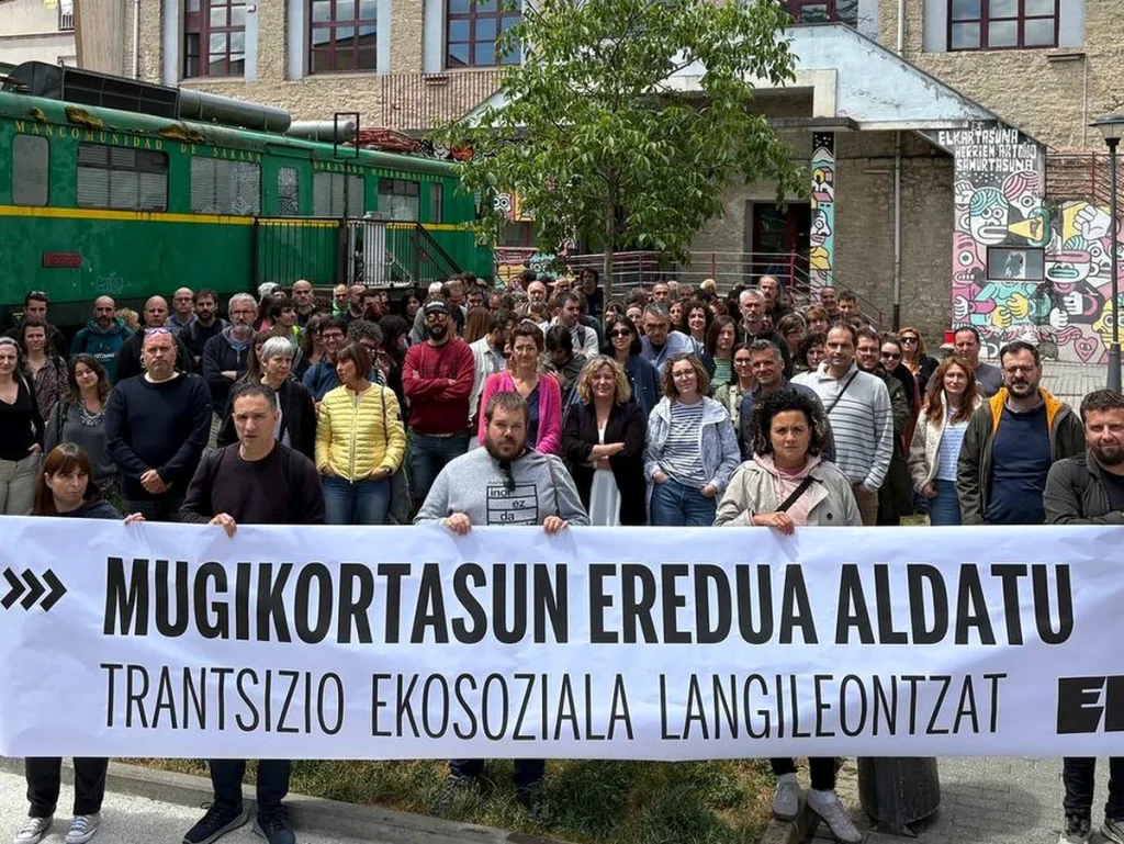 Grupo de personas sosteniendo una pancarta en Altsasu