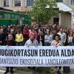 Grupo de personas sosteniendo una pancarta en Altsasu