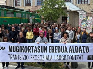Grupo de personas sosteniendo una pancarta en Altsasu