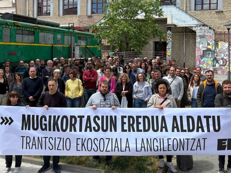 Grupo de personas sosteniendo una pancarta en Altsasu