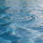 Superficie del agua de una piscina con ondas de movimiento