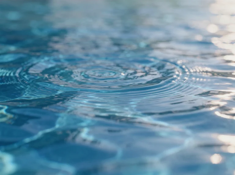 Superficie del agua de una piscina con ondas de movimiento