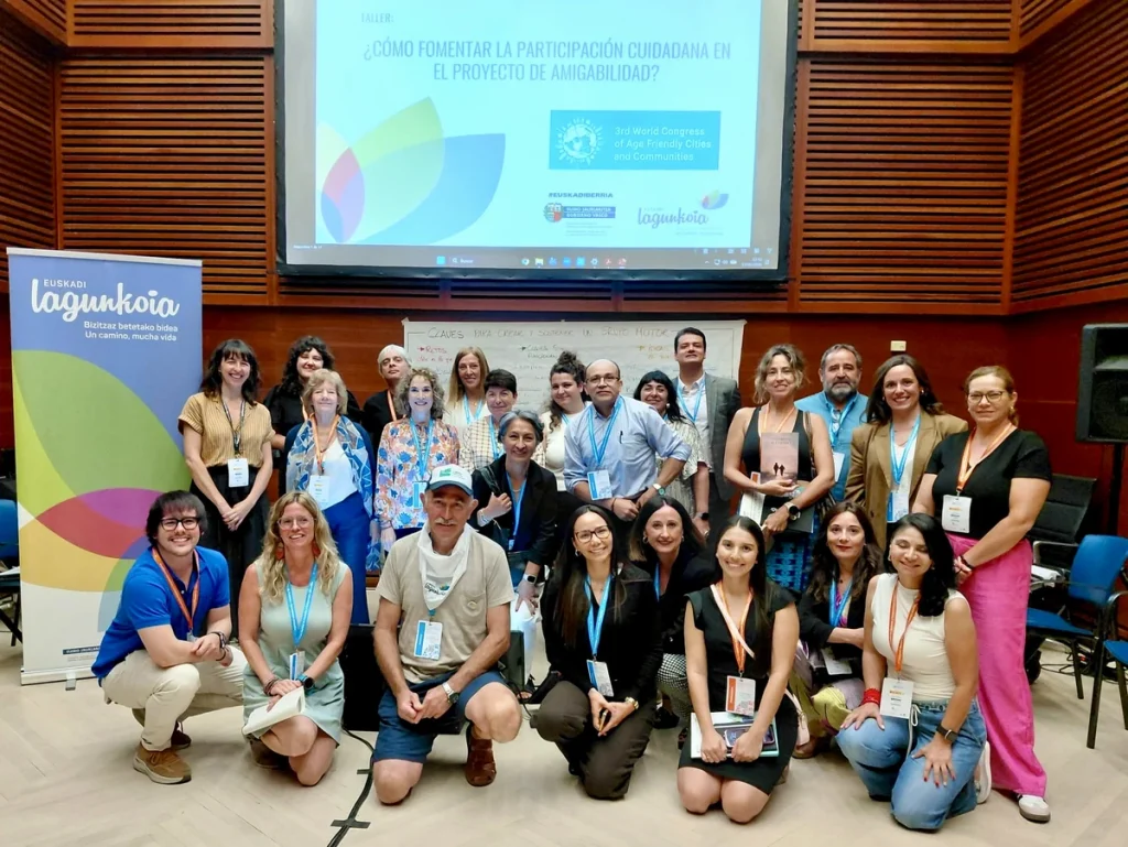 Grupo de participantes en taller sobre participación ciudadana en Donostia