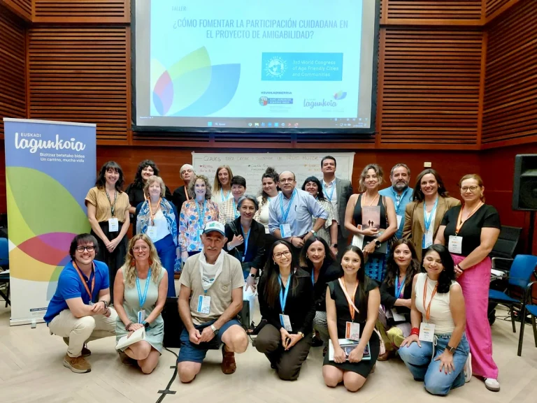 Grupo de participantes en taller sobre participación ciudadana en Donostia