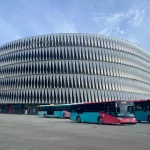 Autobuses estacionados frente al estadio San Mamés