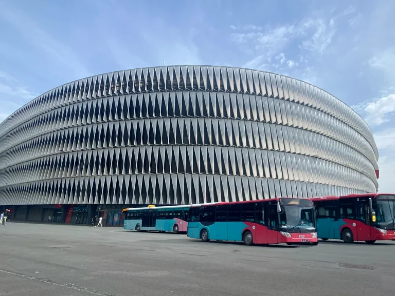 Autobuses estacionados frente al estadio San Mamés