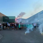 Grupo de trabajadores en huelga frente a Ormazabal con pancarta y humo