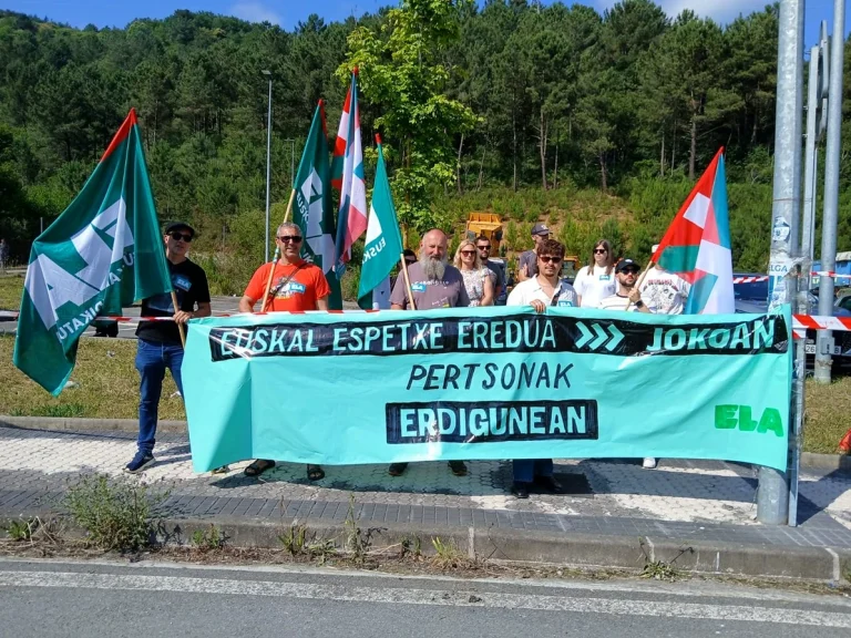Manifestantes con banderas y pancarta en protesta frente a la nueva prisión de Donostia.
