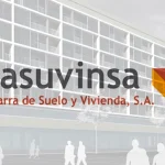 Logotipo de Nasuvinsa sobre fondo arquitectónico.