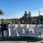 Grupo de trabajadores sosteniendo una pancarta en Donostia