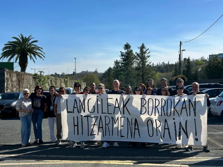 Grupo de trabajadores sosteniendo una pancarta en Donostia