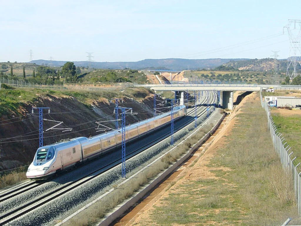 Tren de alta velocidad circulando por vías en Lantaron