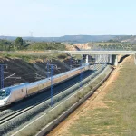 Tren de alta velocidad circulando por vías en Lantaron