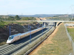 Tren de alta velocidad circulando por vías en Lantaron