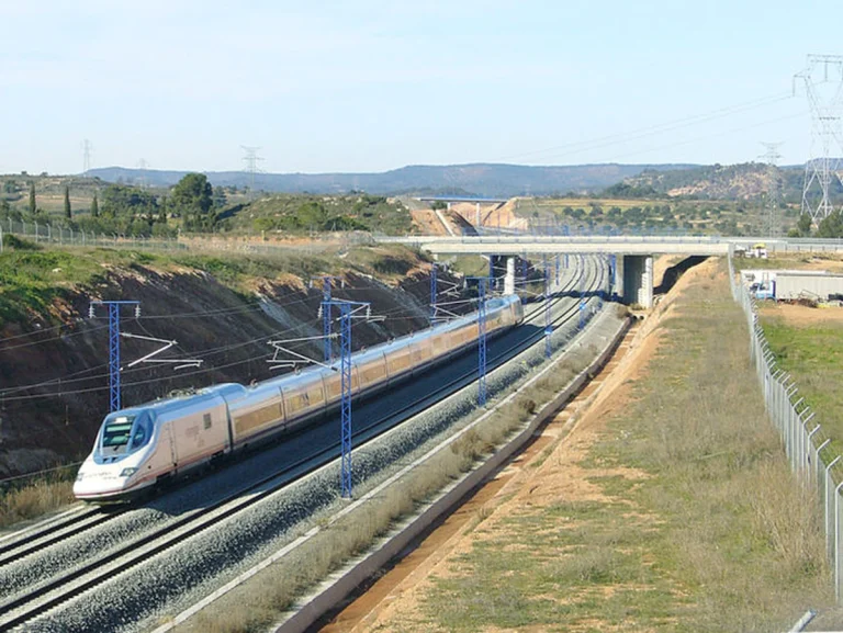 Tren de alta velocidad circulando por vías en Lantaron
