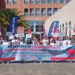 Manifestantes sosteniendo pancartas en defensa de la sanidad pública en Nafarroa.
