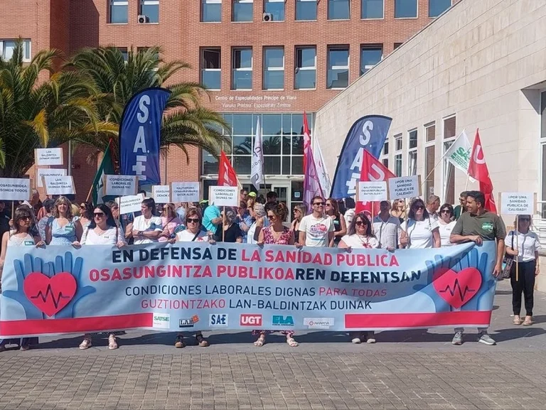 Manifestantes sosteniendo pancartas en defensa de la sanidad pública en Nafarroa.