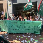 Trabajadoras de Dia en Bizkaia protestan con pancarta y banderas.