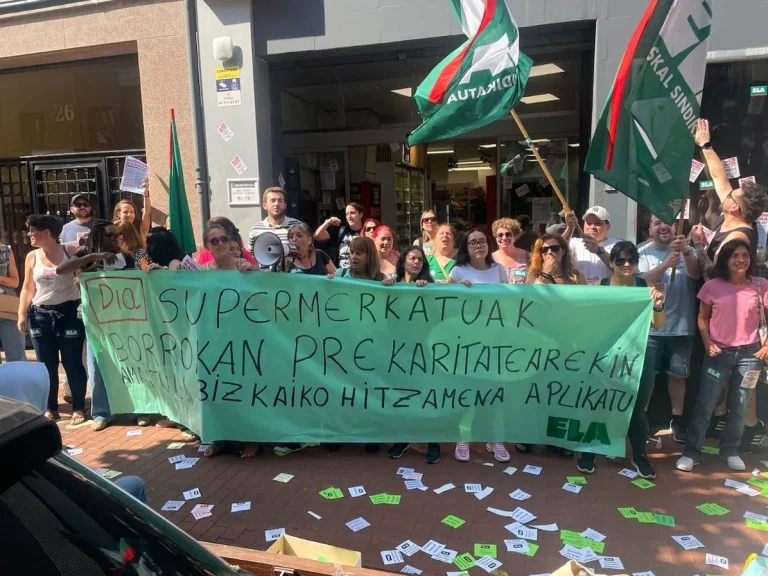 Trabajadoras de Dia en Bizkaia protestan con pancarta y banderas.