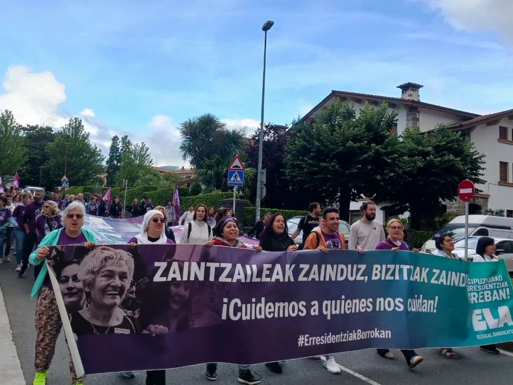 Marcha de trabajadoras de residencias en Gipuzkoa con pancartas