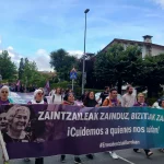 Marcha de trabajadoras de residencias en Gipuzkoa con pancartas