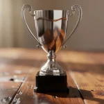Trofeo plateado sobre una mesa de madera