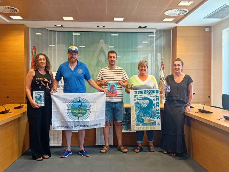 Grupo de personas sosteniendo banderas y carteles en una sala de reuniones