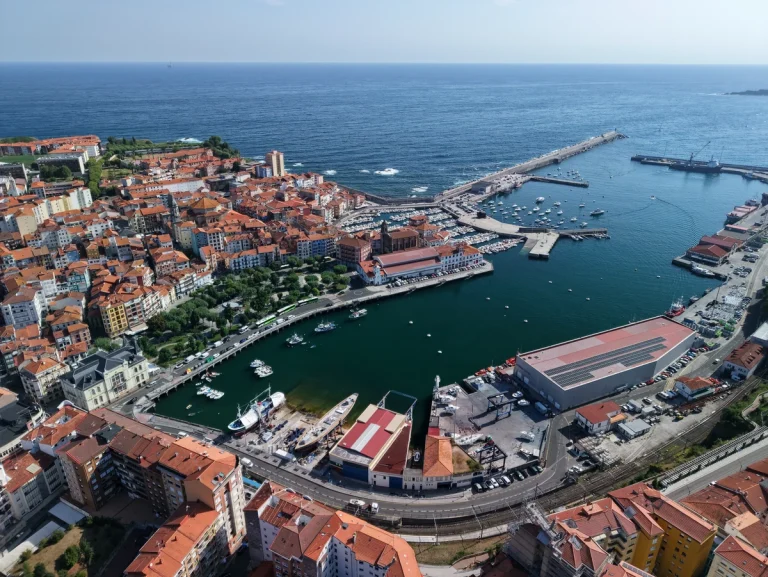 Vista aérea del puerto de Bermeo con embarcaciones y edificios.
