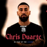 Chris Duarte posando con camiseta del Kosner Baskonia