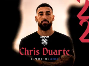 Chris Duarte posando con camiseta del Kosner Baskonia