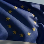 Bandera de la Unión Europea ondeando con estrellas doradas