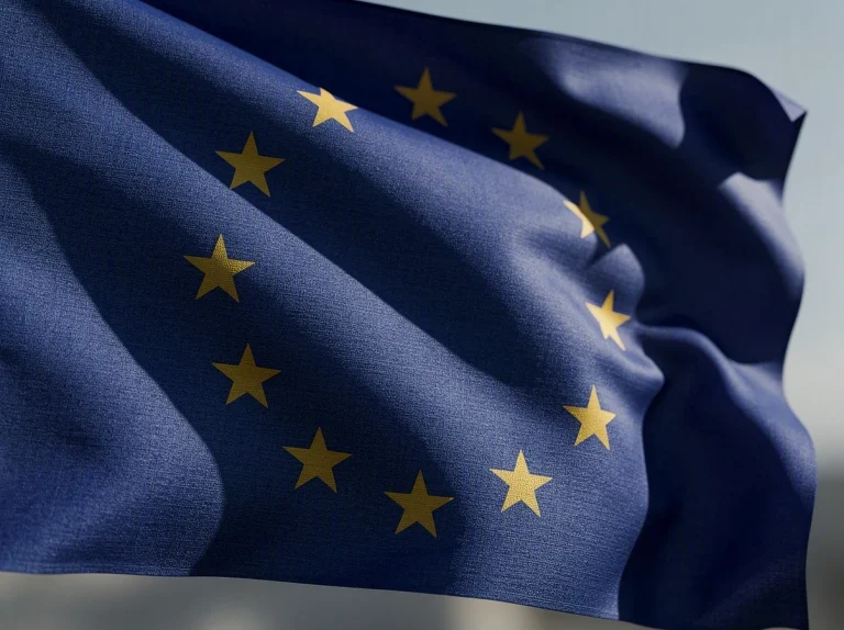 Bandera de la Unión Europea ondeando con estrellas doradas