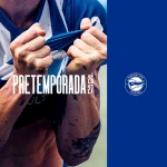 Jugador del Alavés mostrando su camiseta en pretemporada 2026-27
