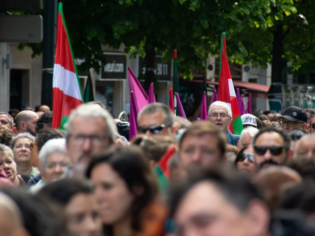 Multitud de personas con banderas en una manifestación