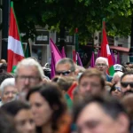Multitud de personas con banderas en una manifestación
