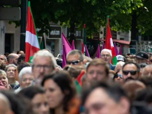 Multitud de personas con banderas en una manifestación