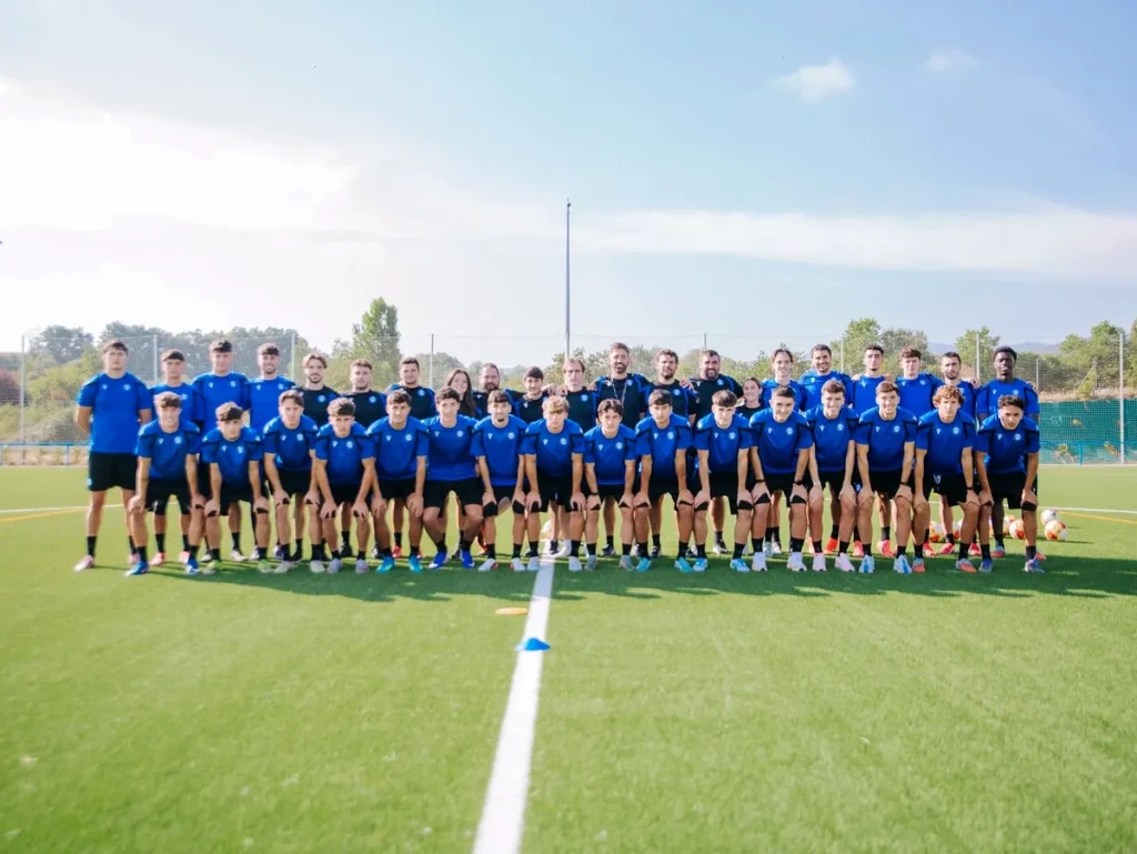 Plantilla del Deportivo Alavés B en el campo de entrenamiento