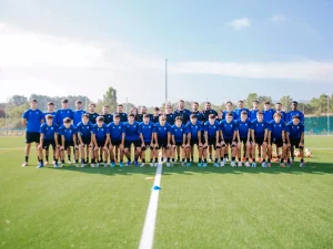 Plantilla del Deportivo Alavés B en el campo de entrenamiento