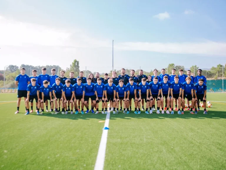 Plantilla del Deportivo Alavés B en el campo de entrenamiento
