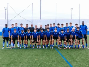 Plantilla del Deportivo Alavés C en uniforme azul en el campo
