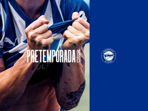 Jugador del Deportivo Alavés mostrando su camiseta en pretemporada.